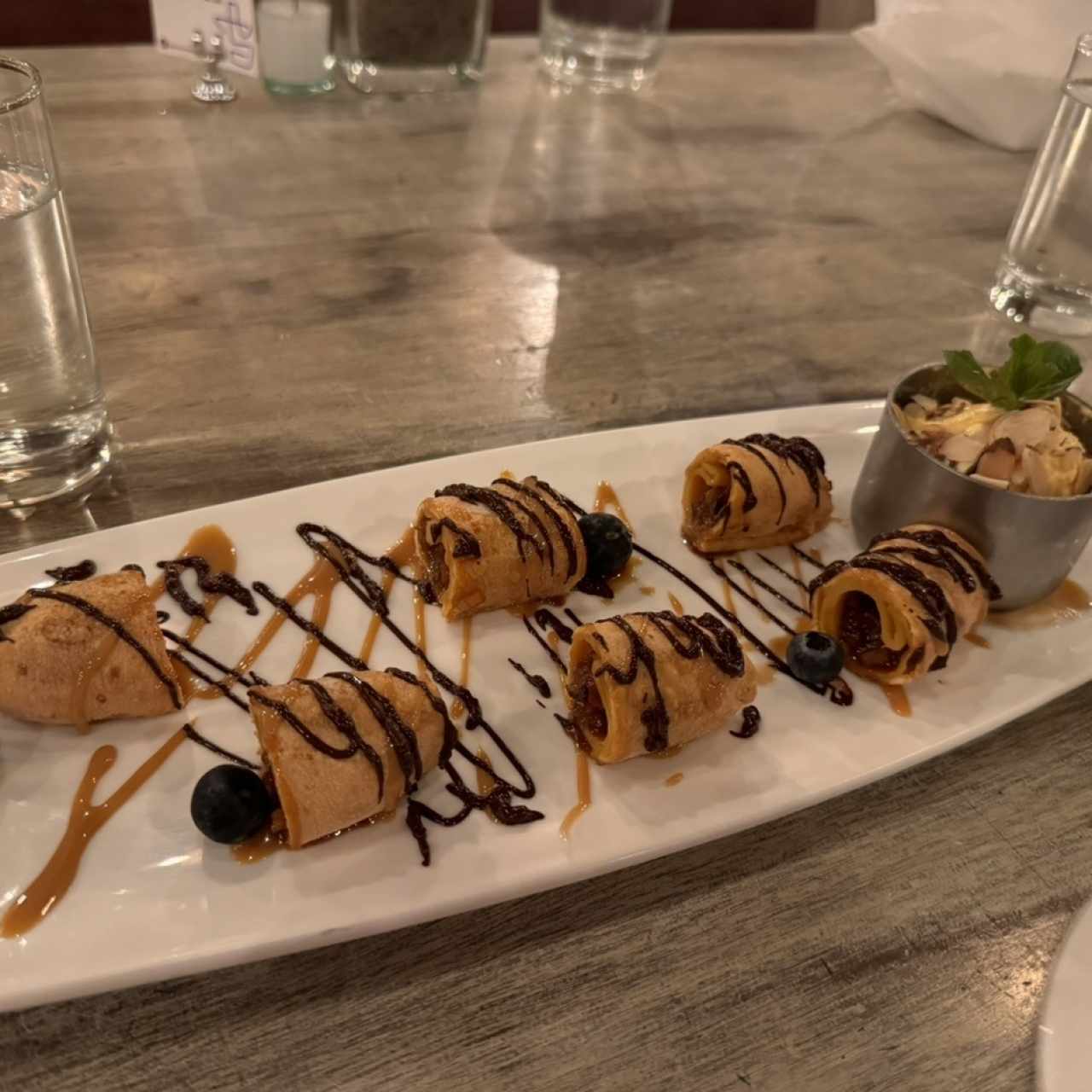 Especialidas de temporasa tres tiempos: Postre rollos rellenos de manzana y helado