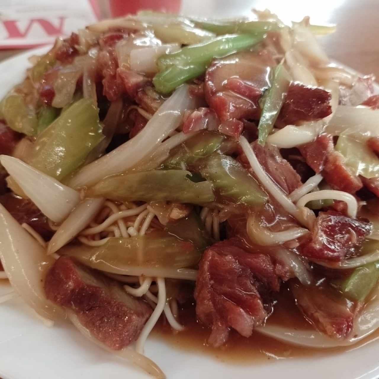 chao mein de cerdo 