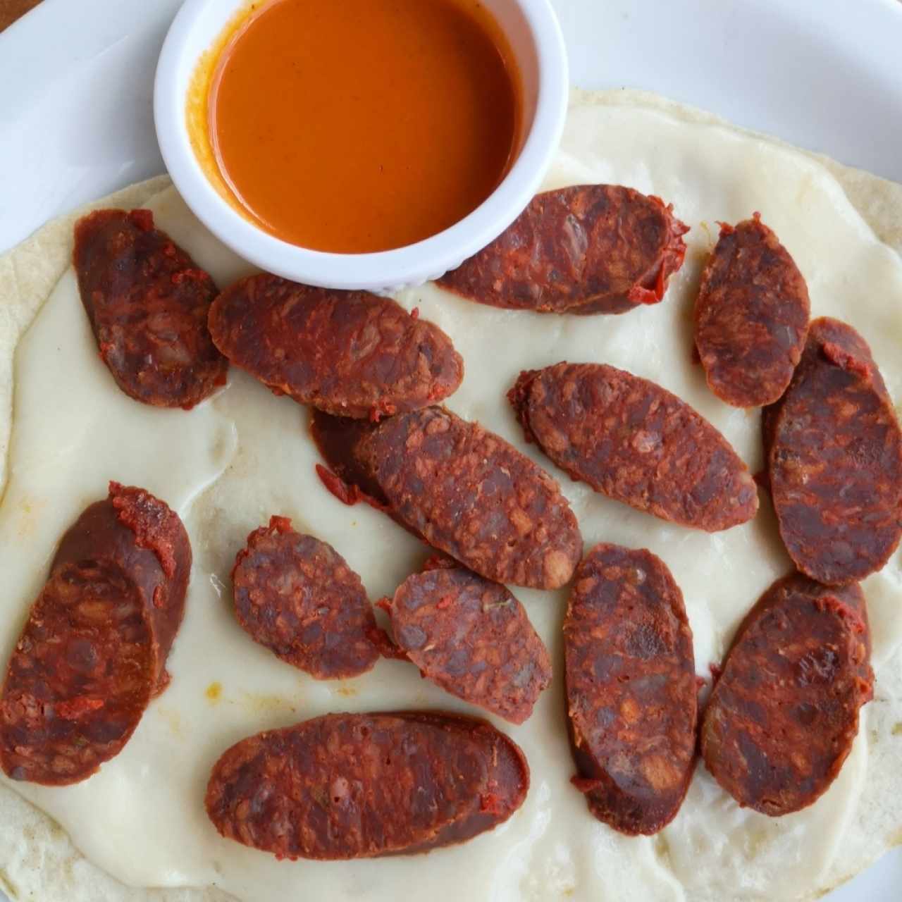 Tortilla con Queso Derretido y Chorizo