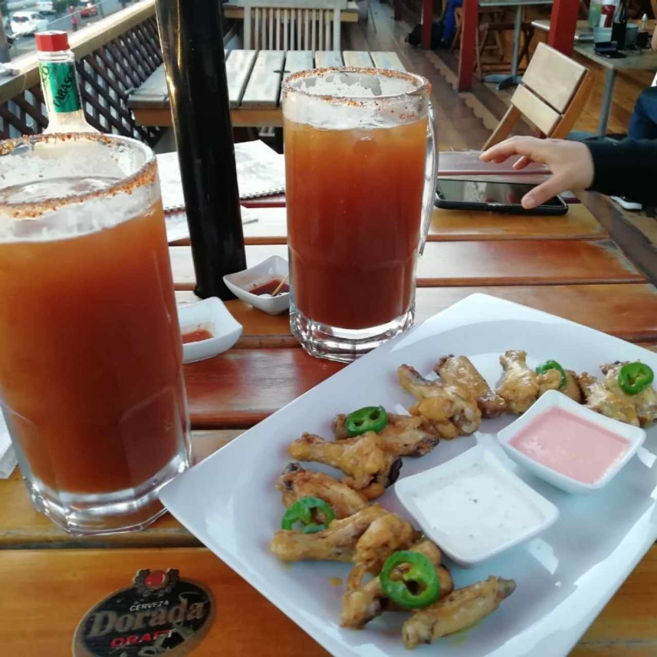 alitas y michelada