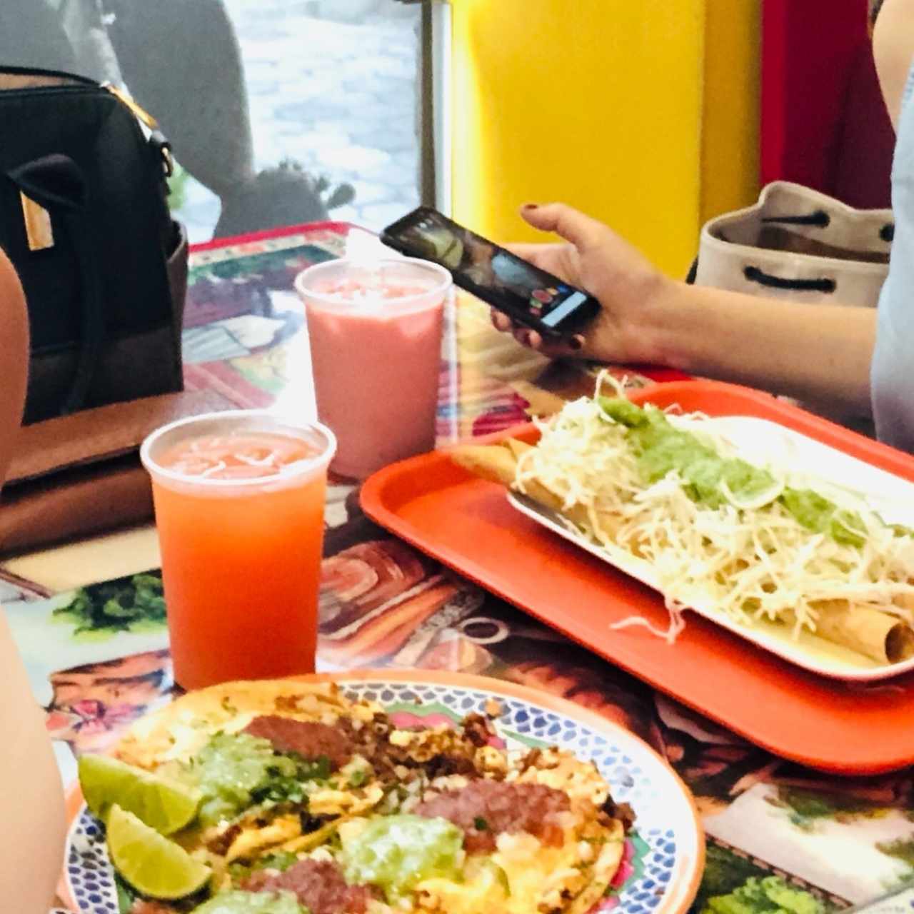 tacos con queso y flautas 