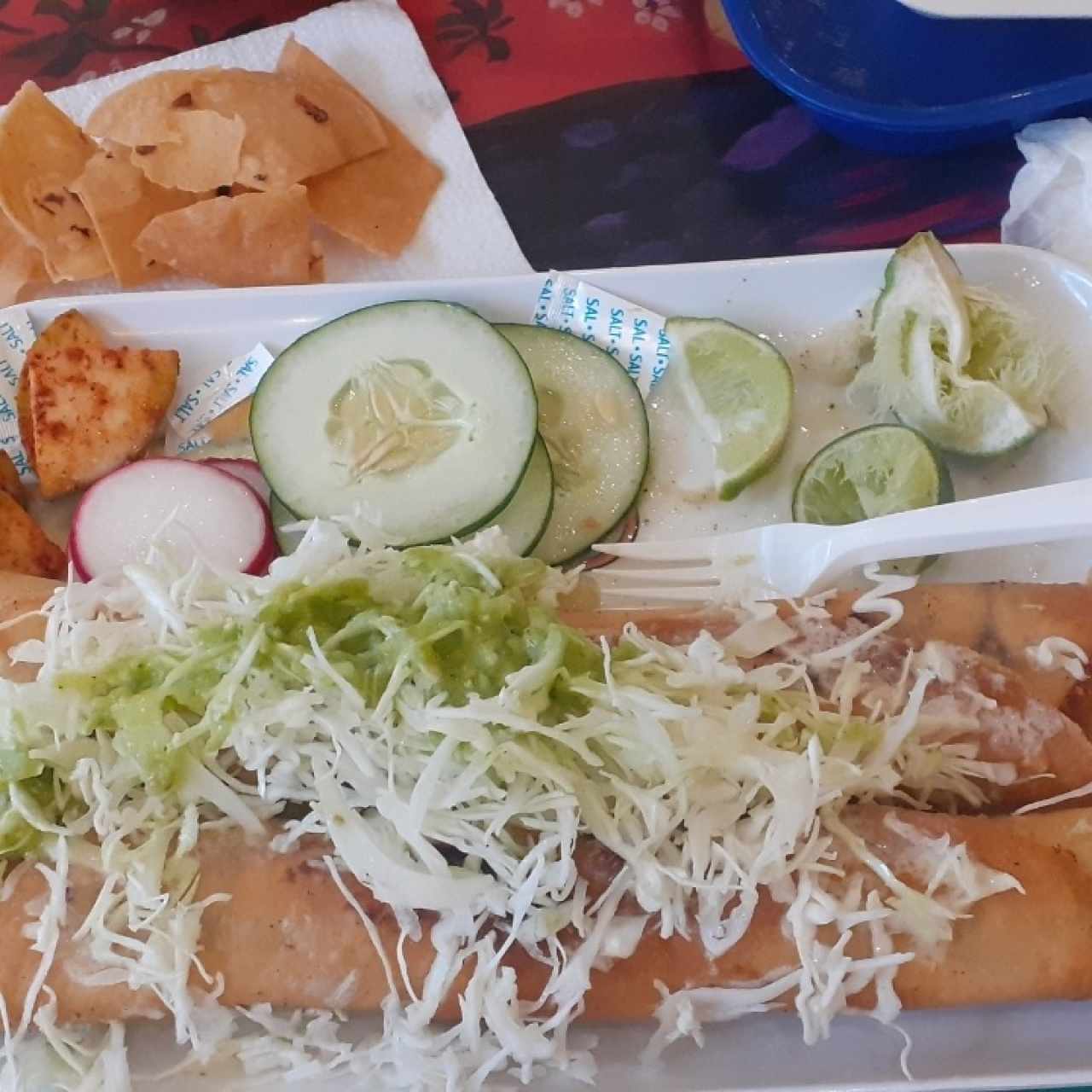 Flauta de carnitas con queso