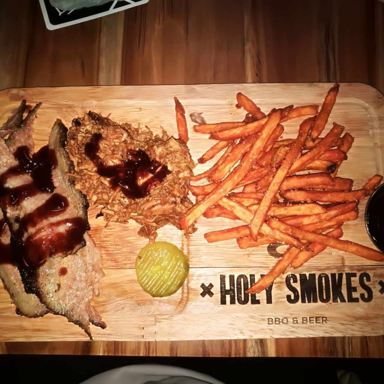 2 carnes, brisket y pollo con camote frito