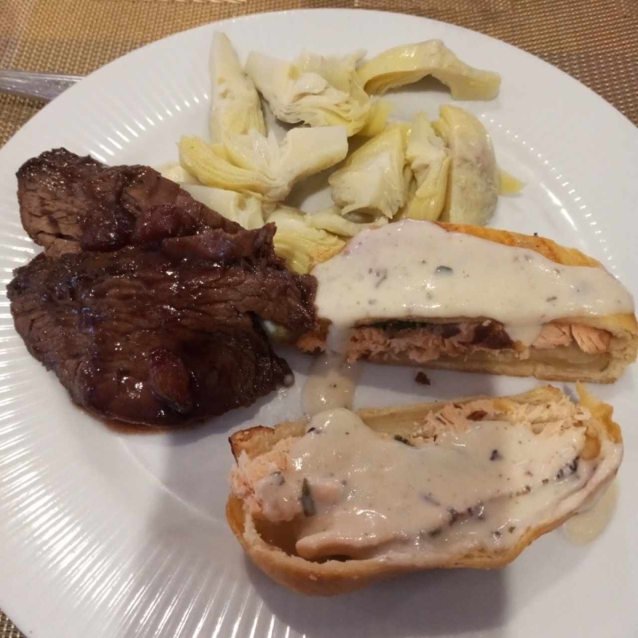 Lomito, Trenza con salmón y alcachofas.