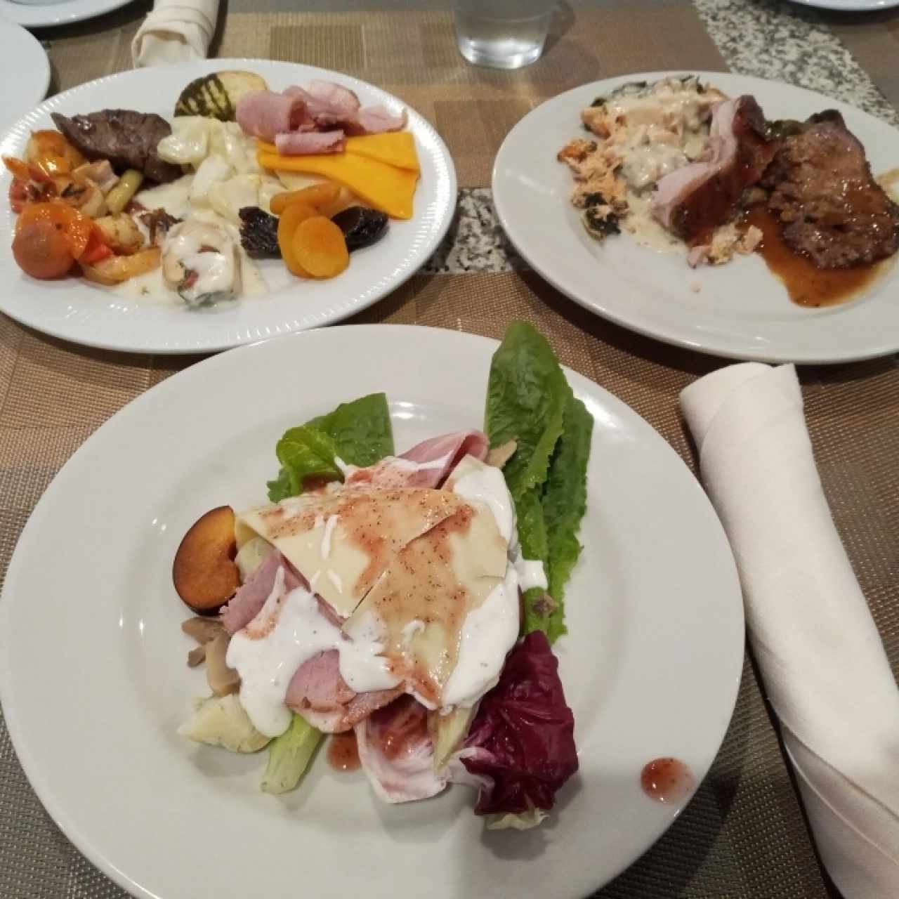 Ensalada al gusto, jamónes y quesos
