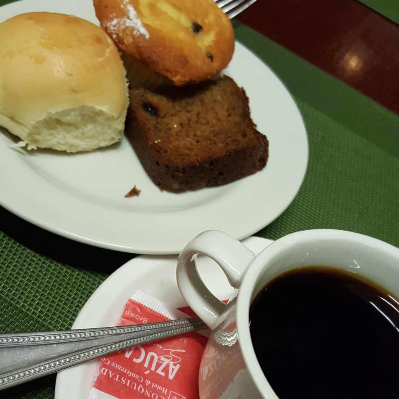 café con variedad de pan 