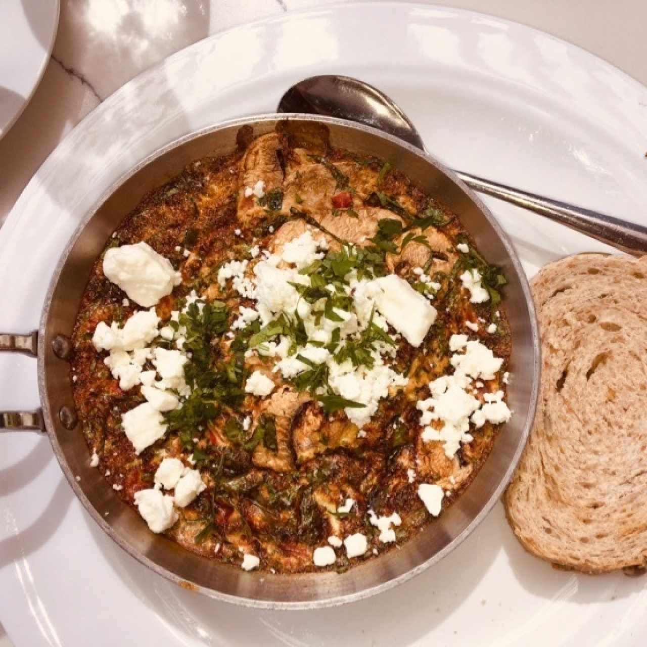Huevos con hongos, espinaca y quedo feta