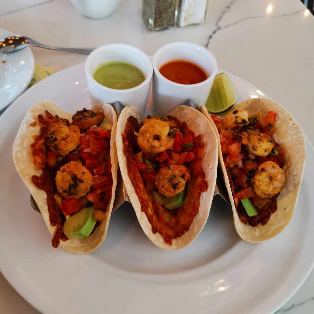 Tacos de camarón con costra de queso