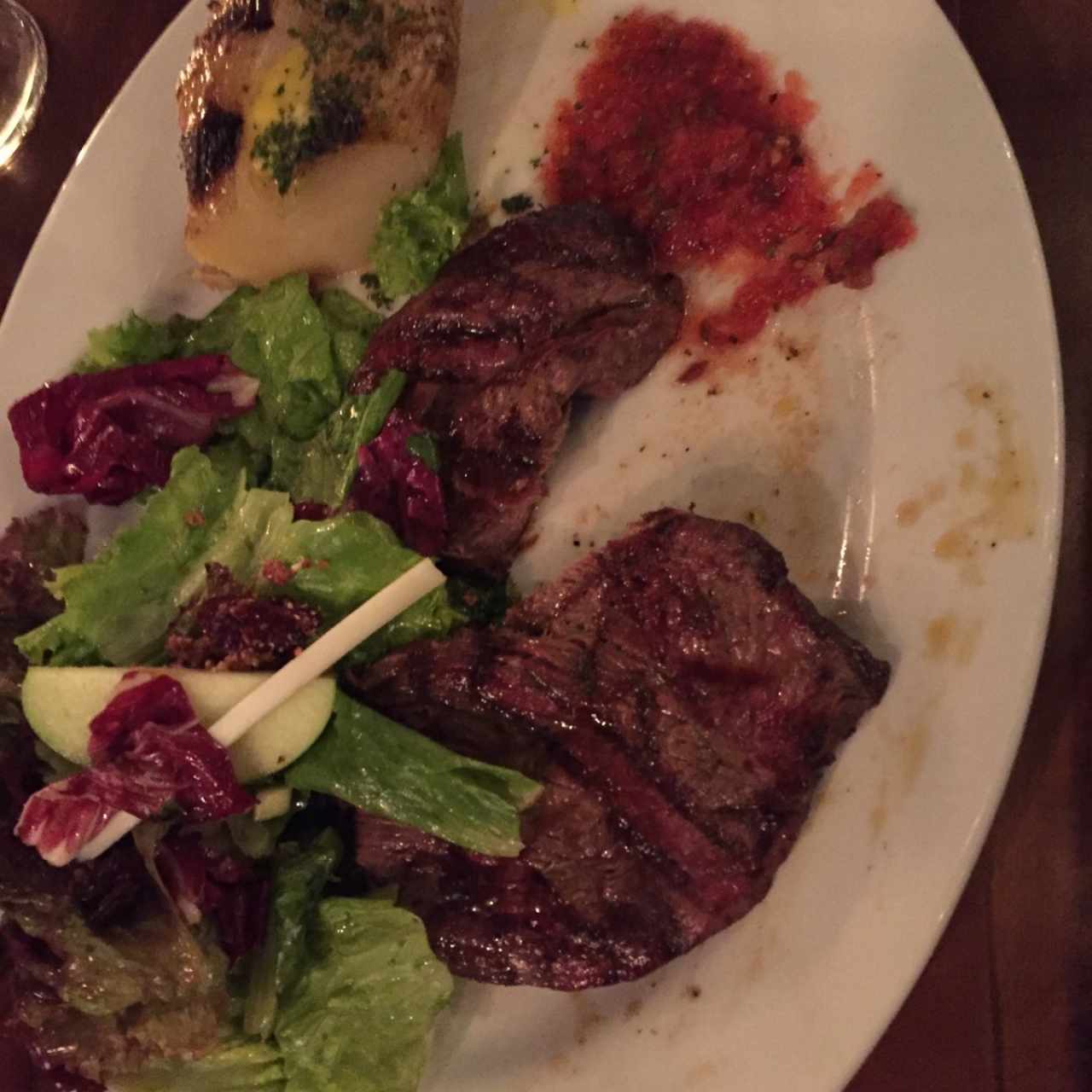 Lomito con papa asad y ensalda de lechugas manzana y manias garrapiñadas 