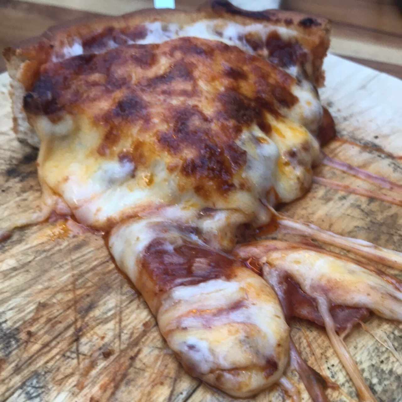Deep dish de carnes y salsa roja