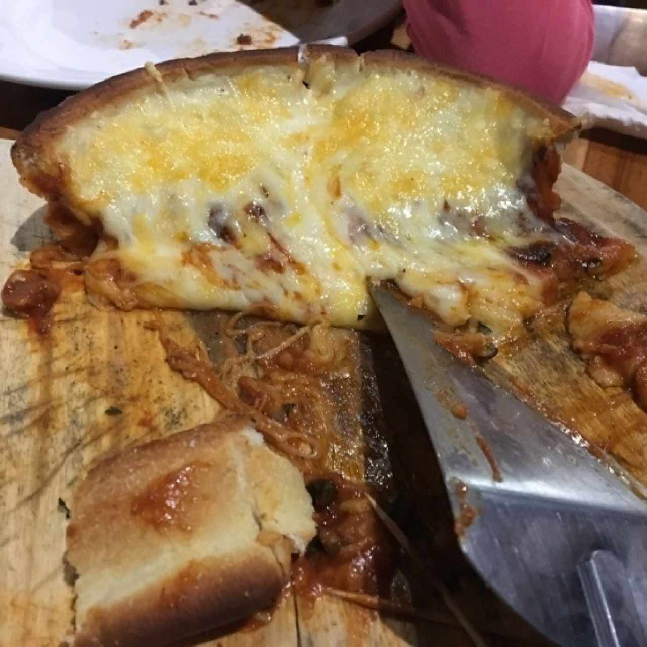 pizza de queso y salsa