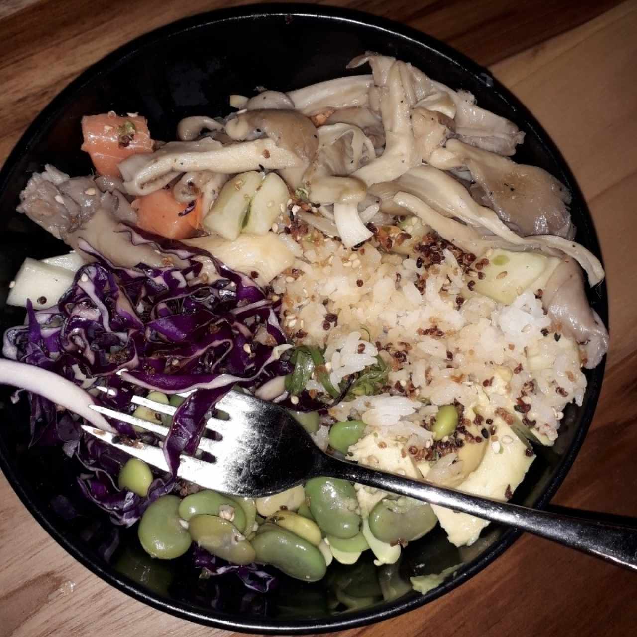 poke de salmon y hongos