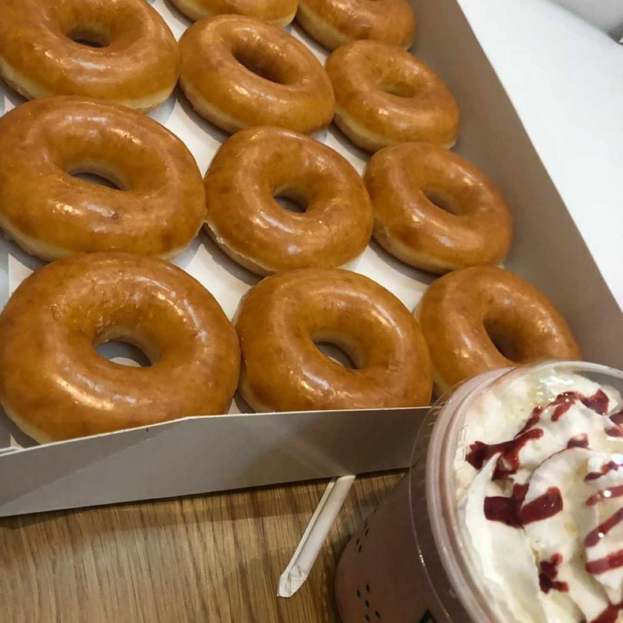Caramel Frappé y donas glaseadas
