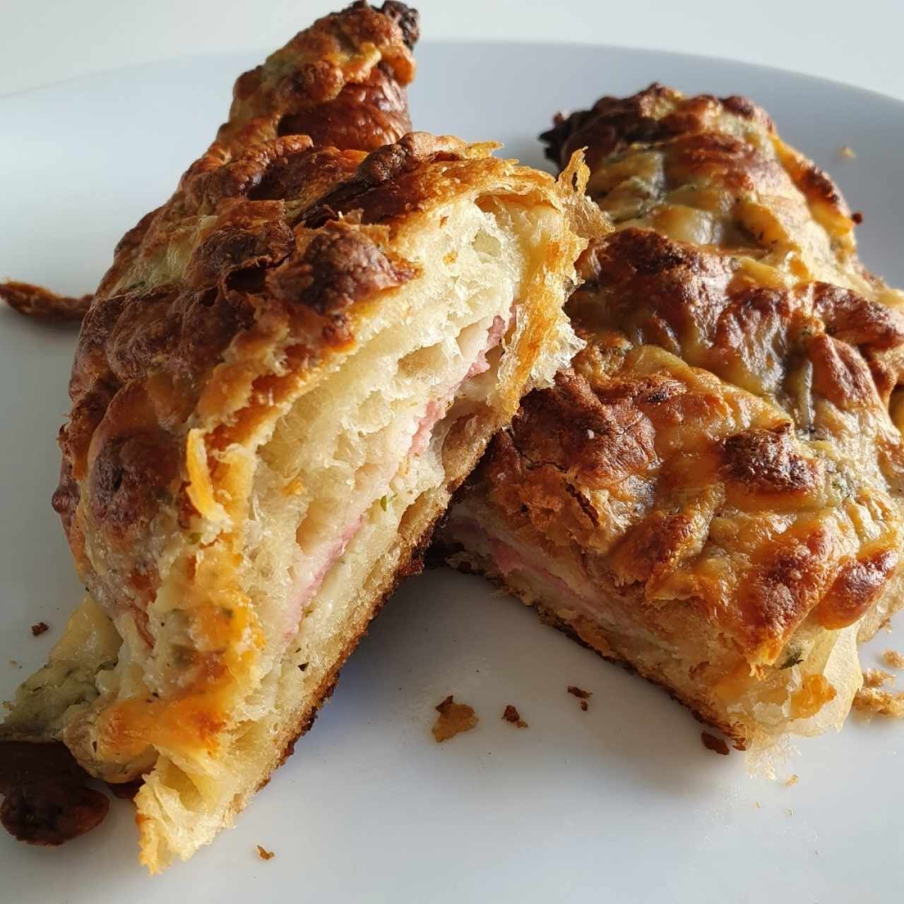 Croissant de jamón y queso 
