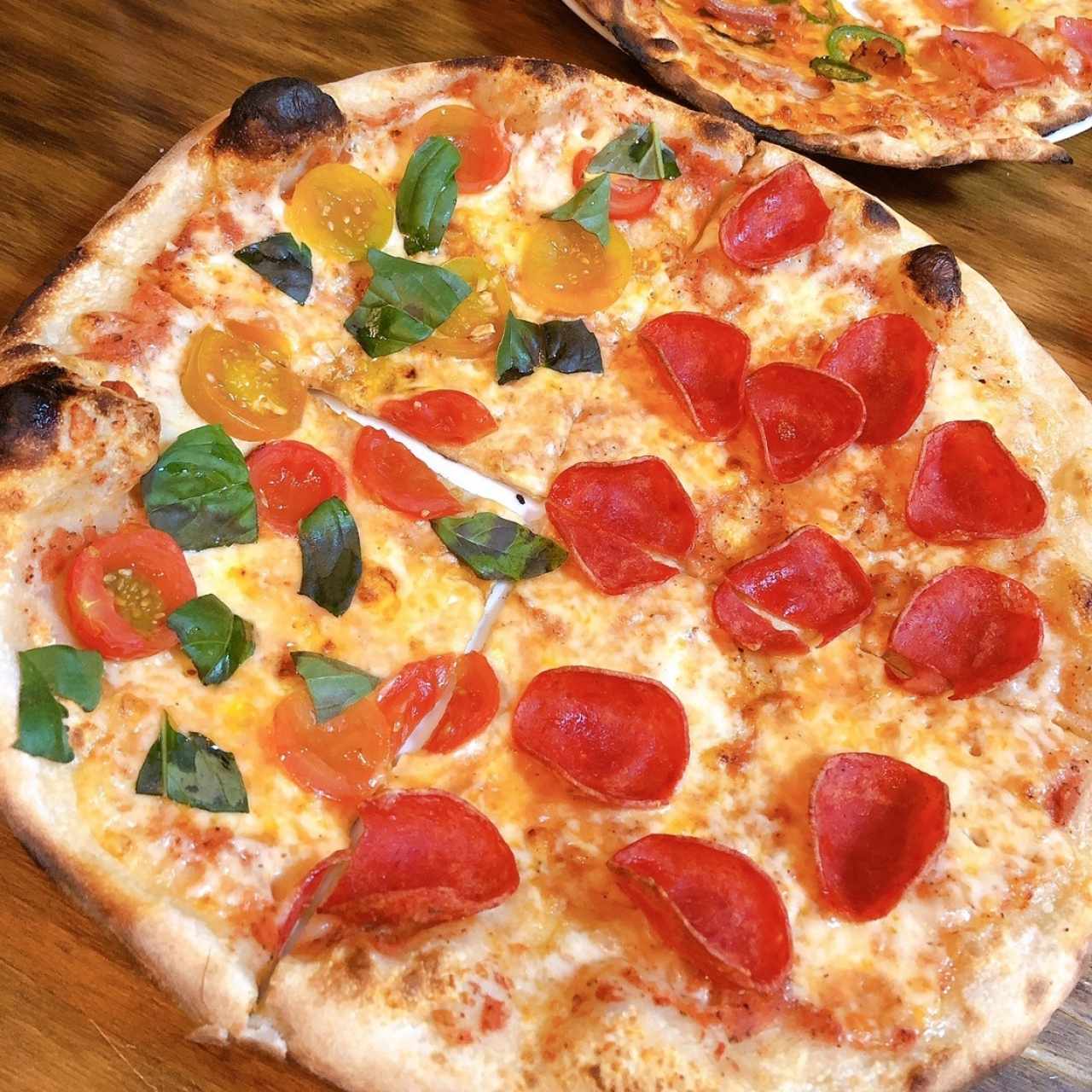 mitad Nona (tomate cherry, aceite de oliva, ajo y albahaca) y pepeeroni 
