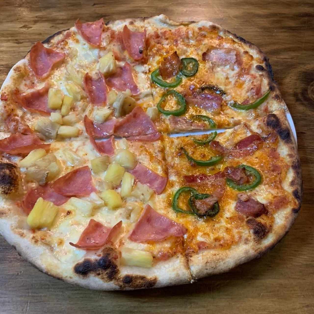 Mitad Hawaiina Mitad Japaleño, tocino y chedar. 