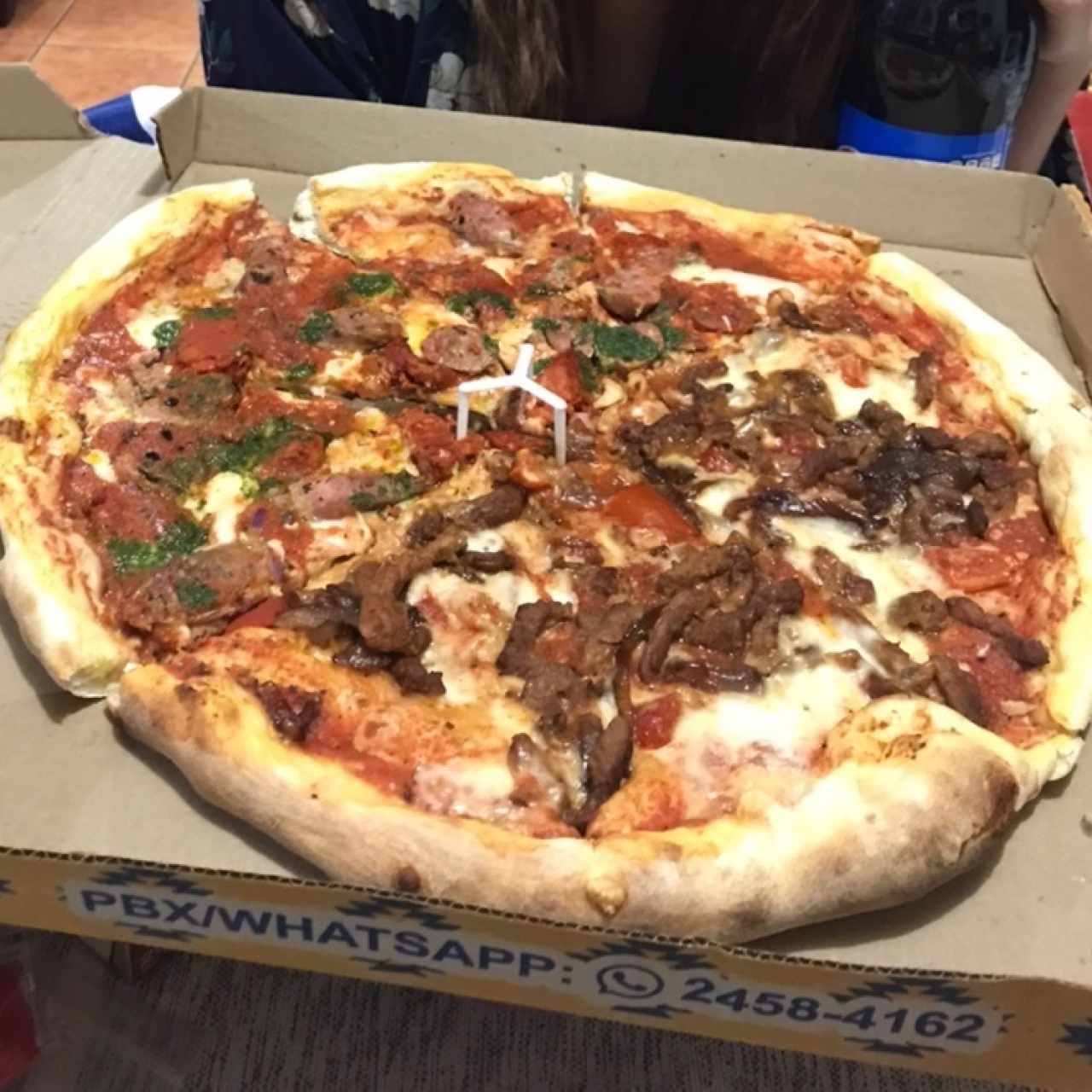 pizza chapina y lomito con cebolla caramelizada