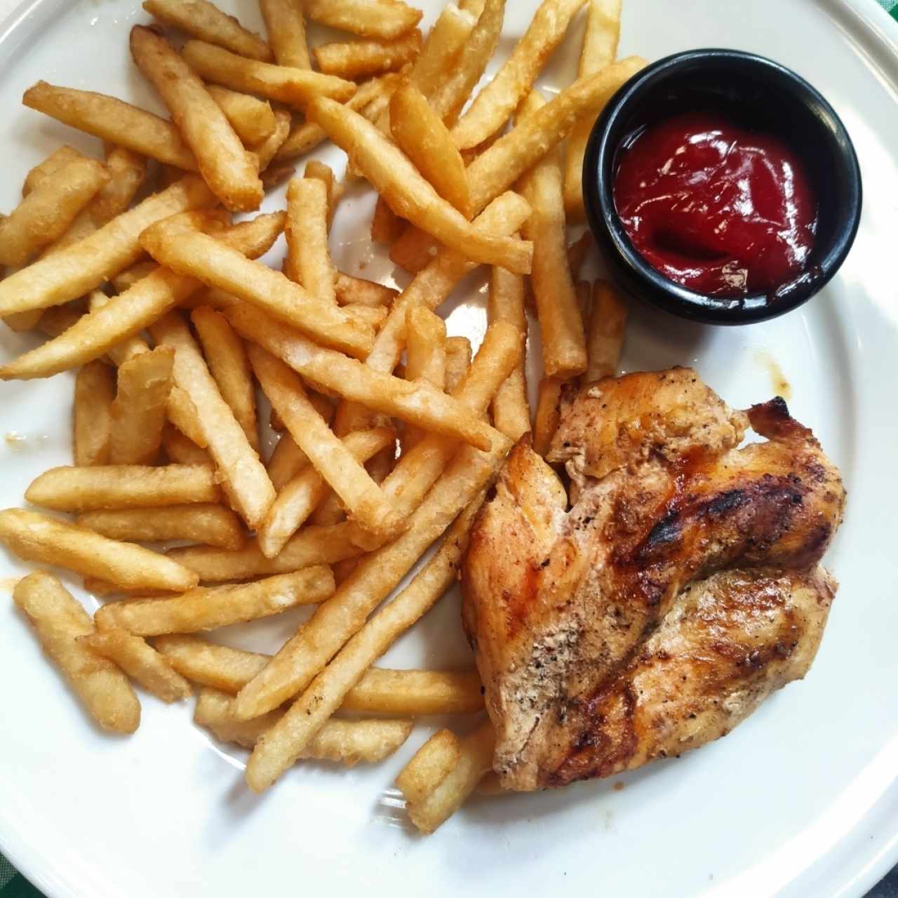 menú infantil pollo y papas 