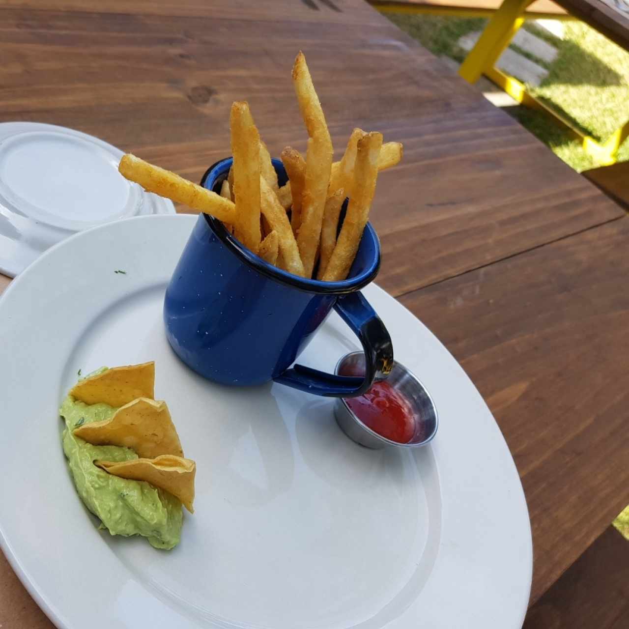 guacamol,  papas fritas