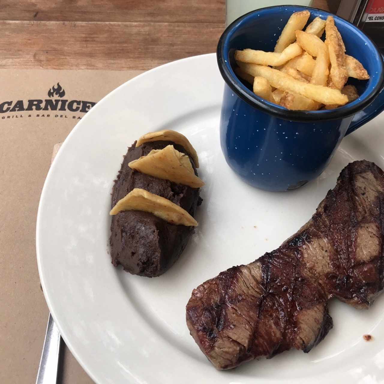 Lomito, incluye dos complementos a elegir. 