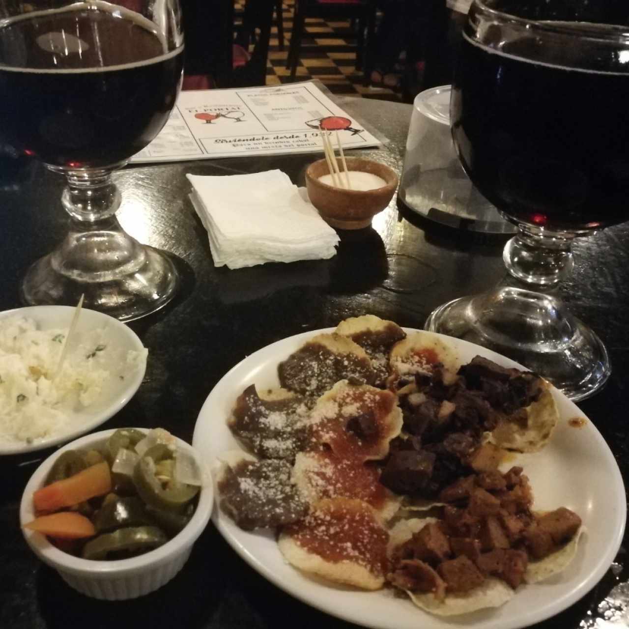 Chibolas de cerveza oscura + boquitas de cortesía