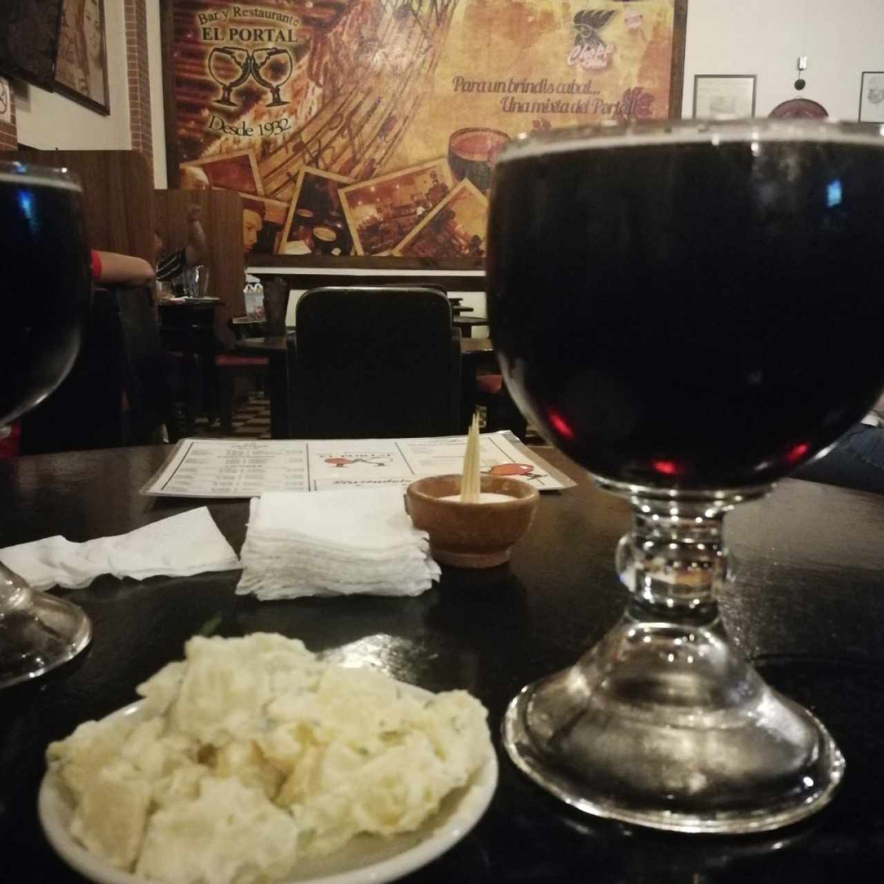 Chibola de cerveza oscura más boquitas de cortesía