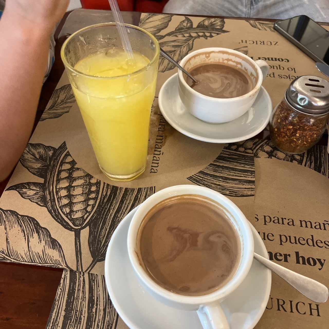 Chocolate claiente y naranjada