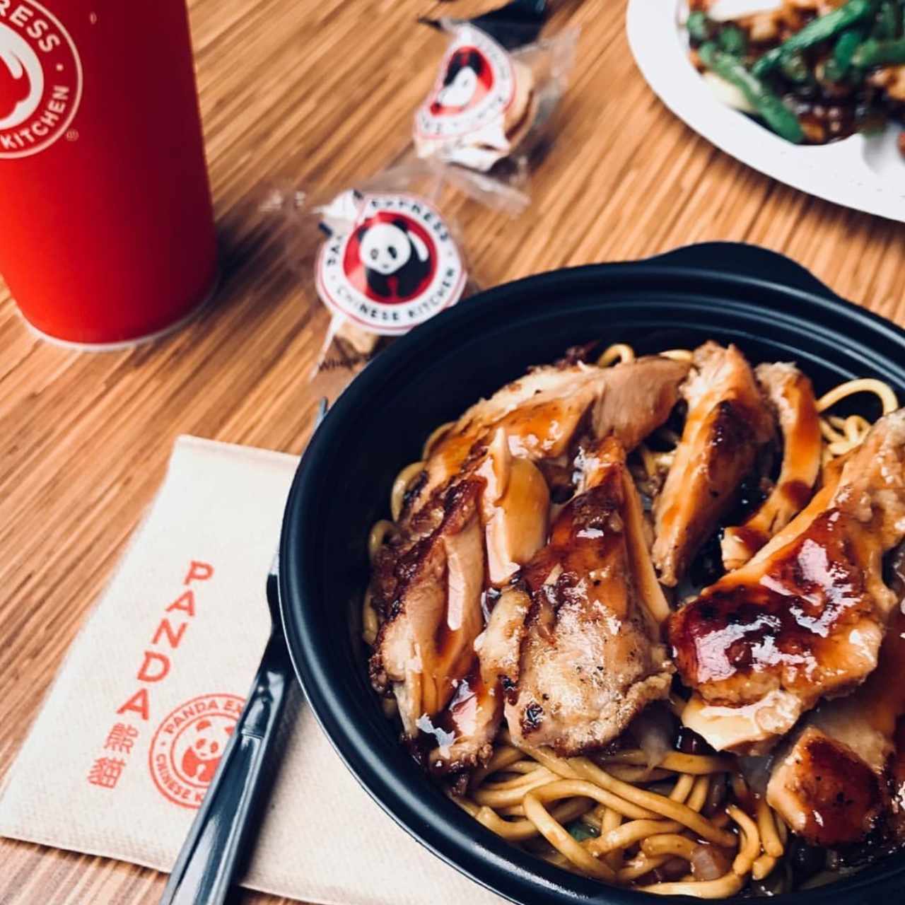 chao mein con pollo tereyaki