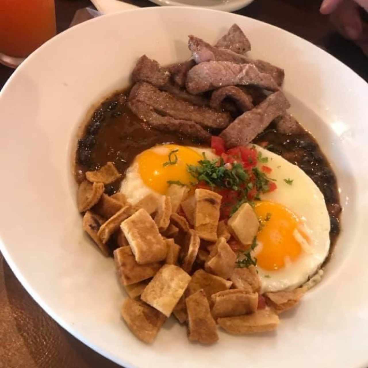 huevos con lomito 