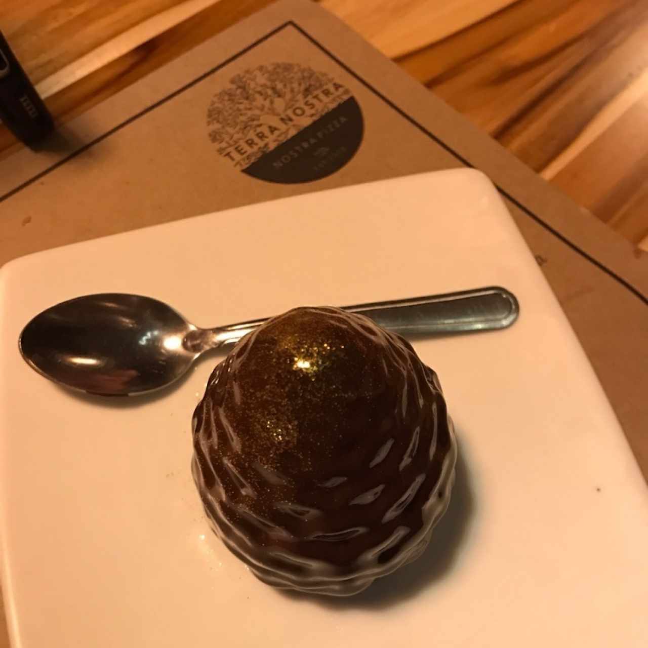 Piña de chocolate con crema de almendras. 