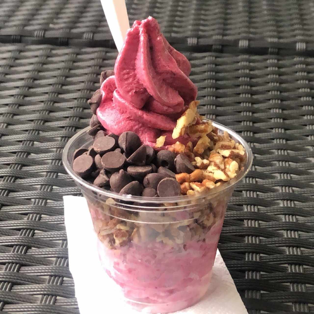 helado de yogurt con mora y topping de pecana y chispas de chocolate