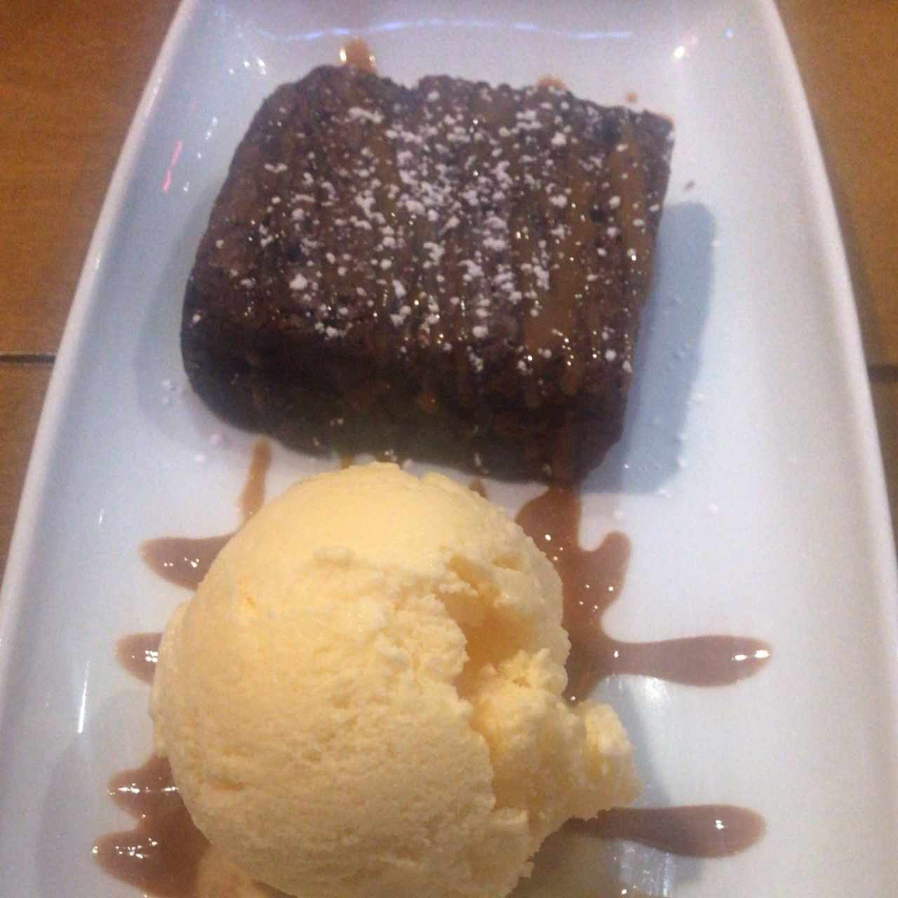 BROWNIE DE CHOCOLATE CON HELADO
