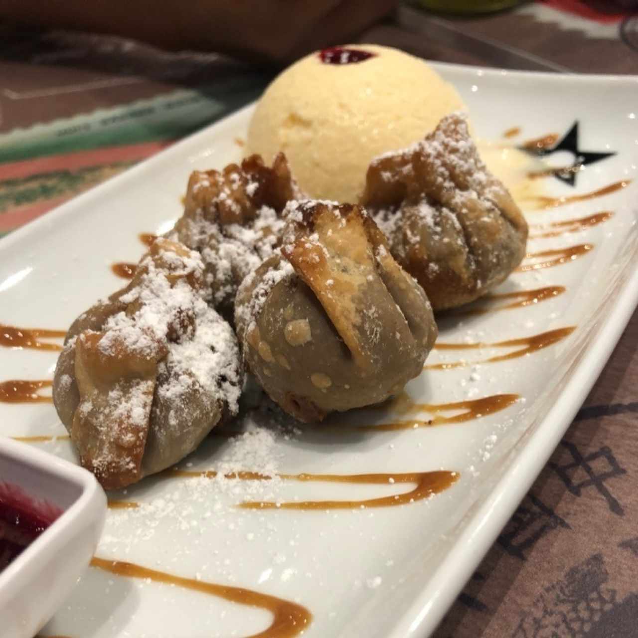 WONTON DE QUESO Y DULCE DE LECHE CON HELADO