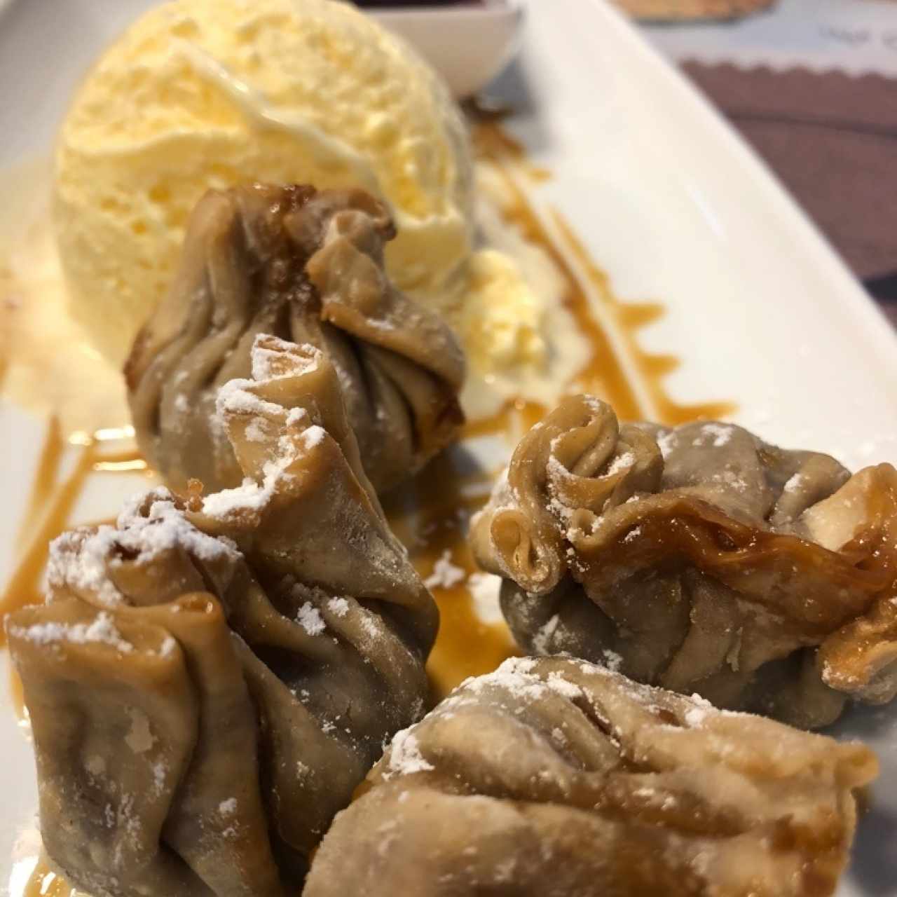 WONTON DE QUESO Y DULCE DE LECHE CON HELADO