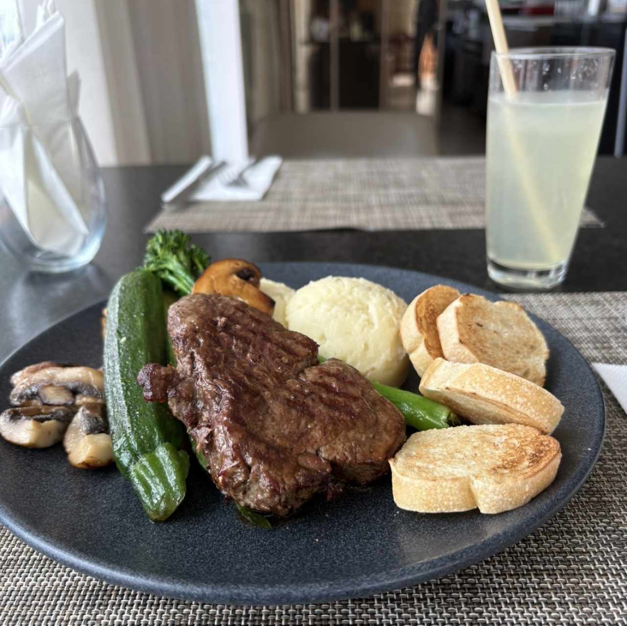 Lomito con pure y vegetales 