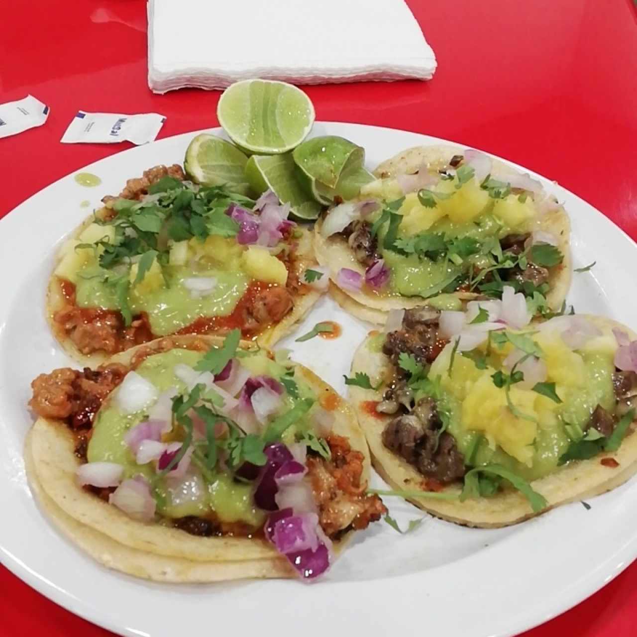dos tacos de asada y dos de pastor