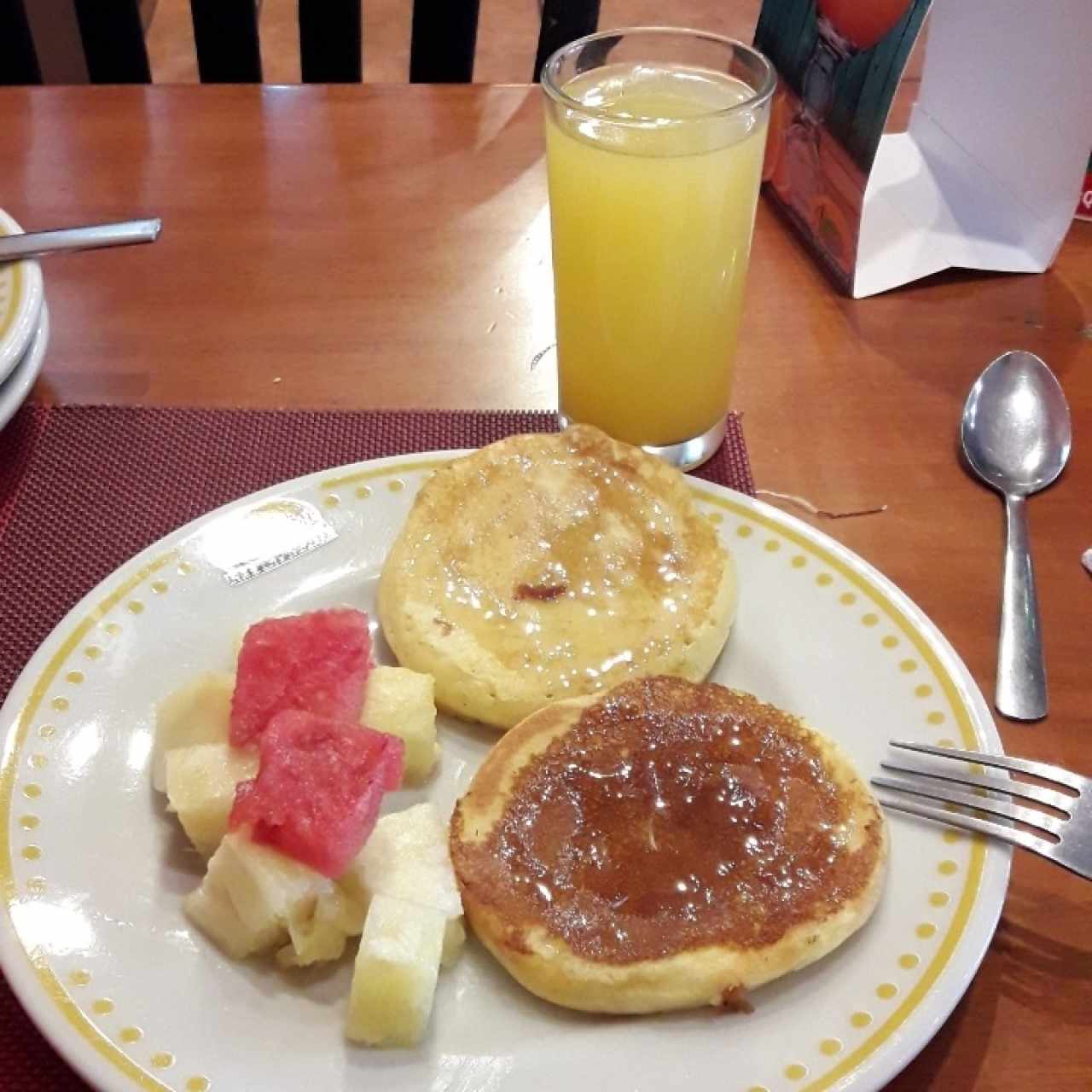 Panqueques con miel y fruta