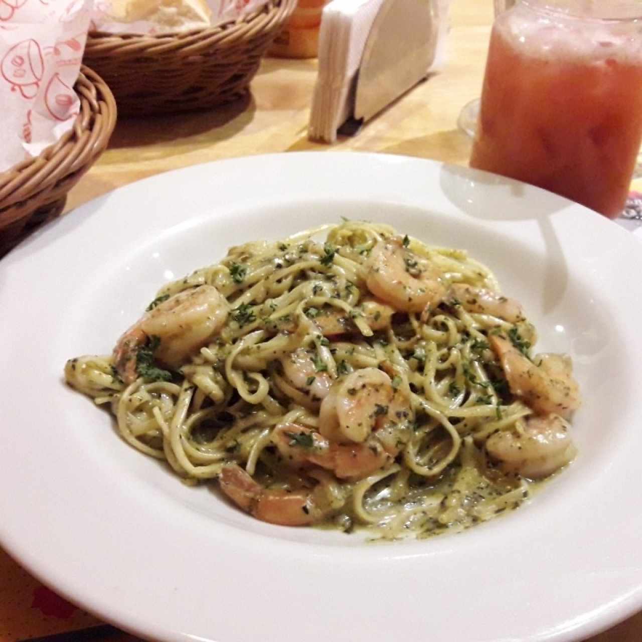 Pasta con pesto y camarones 