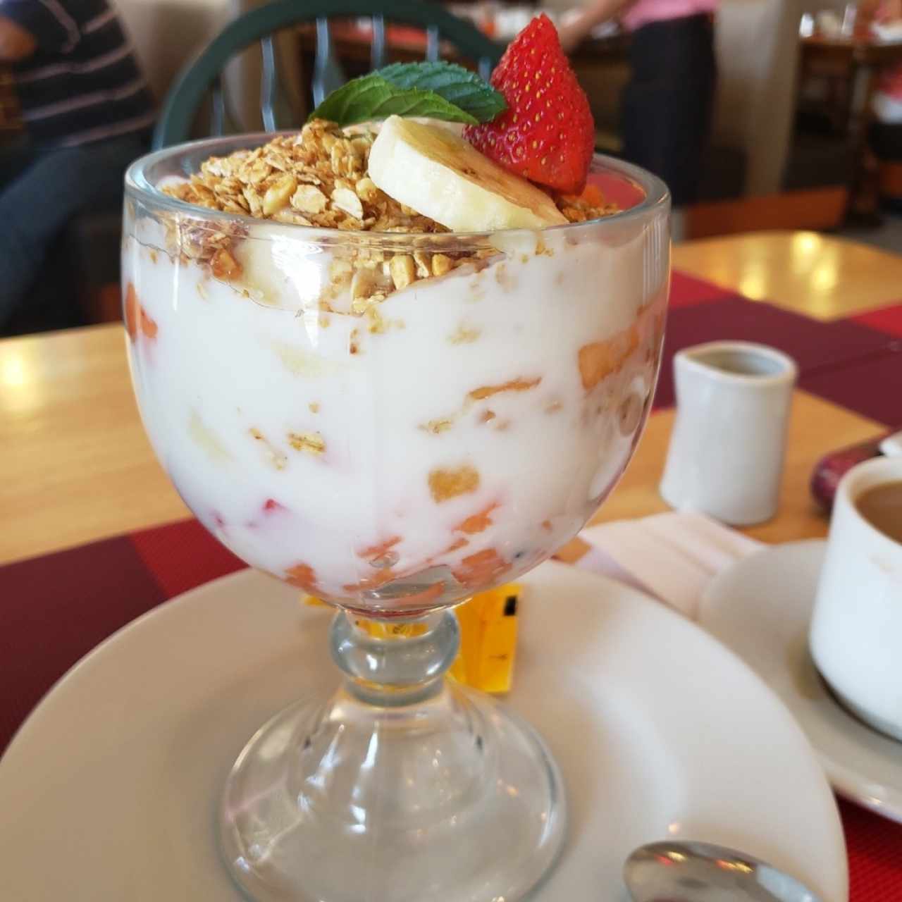 fruta con yogurt 
