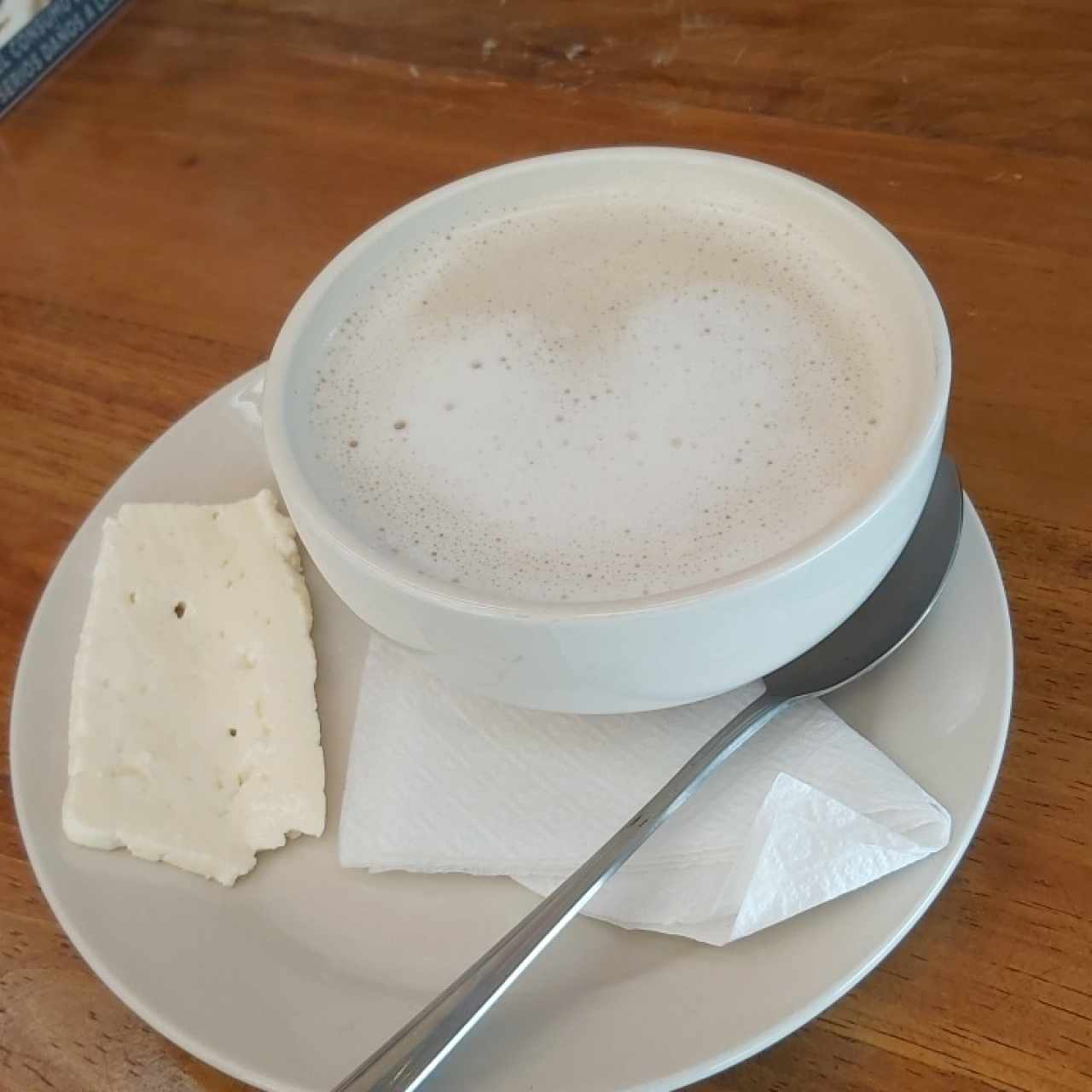 Agua Panela con leche y queso