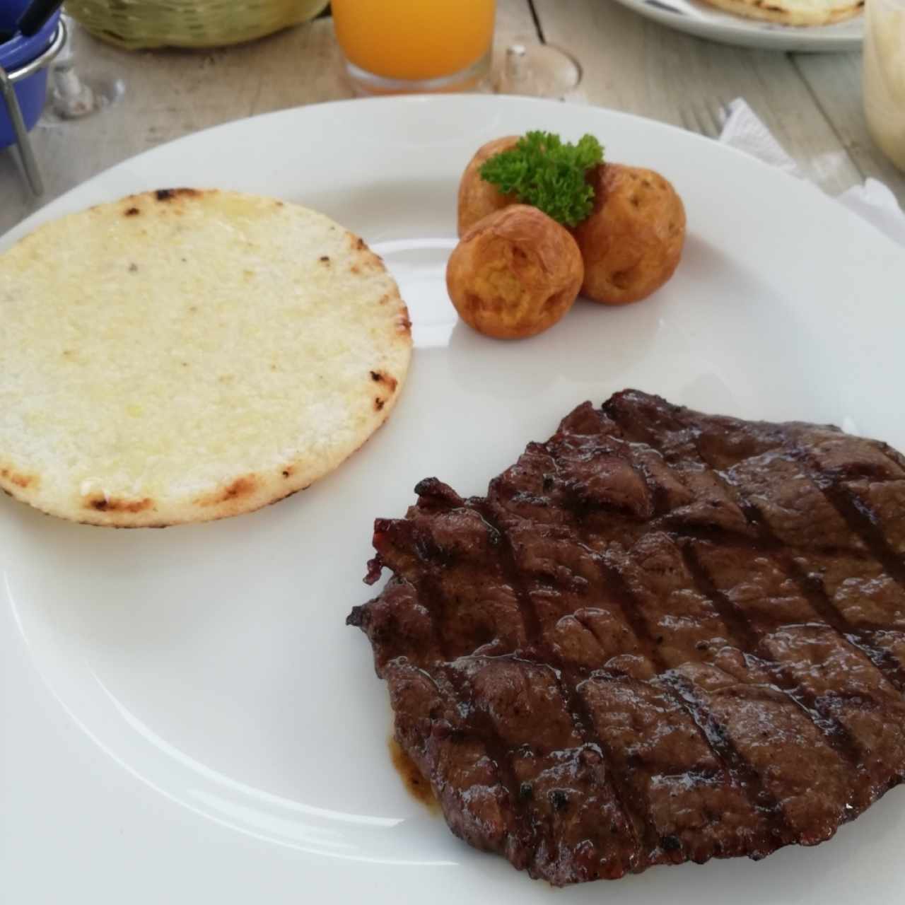 desayuno de carne y arepa