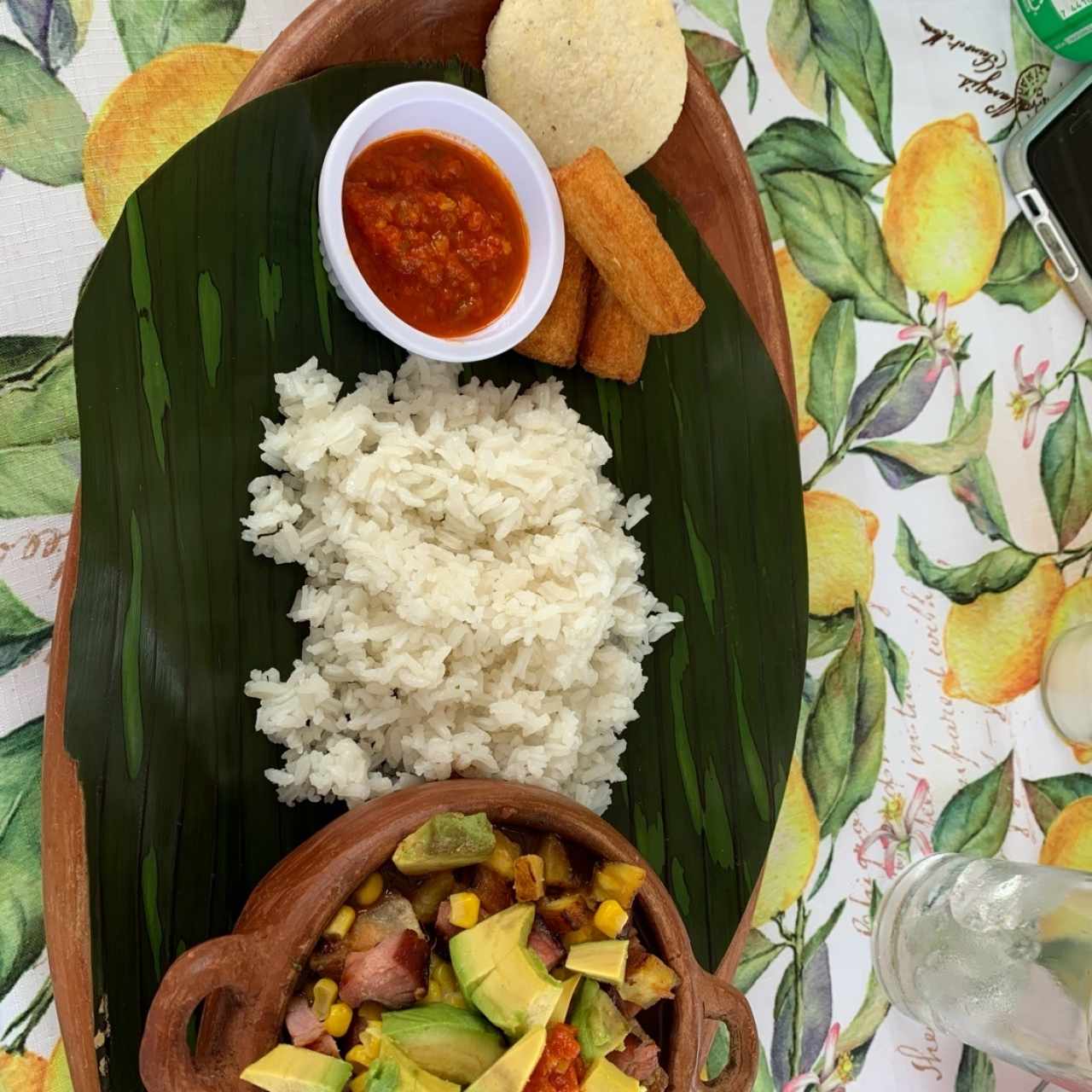 Menú Principal - Cazuela de Frijoles