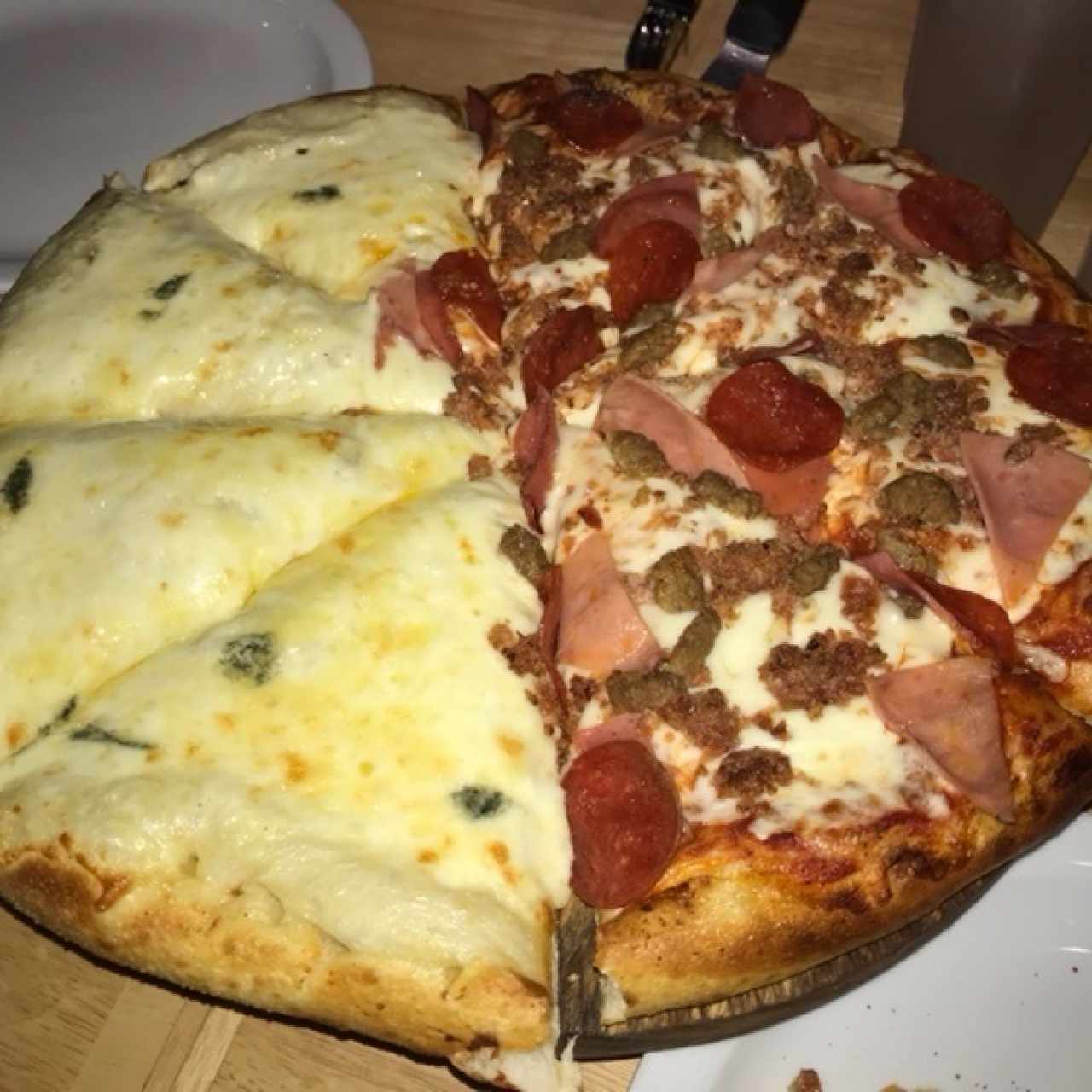 Pizza Especialidad: Mitad 4 Quesos / Mitad Meat