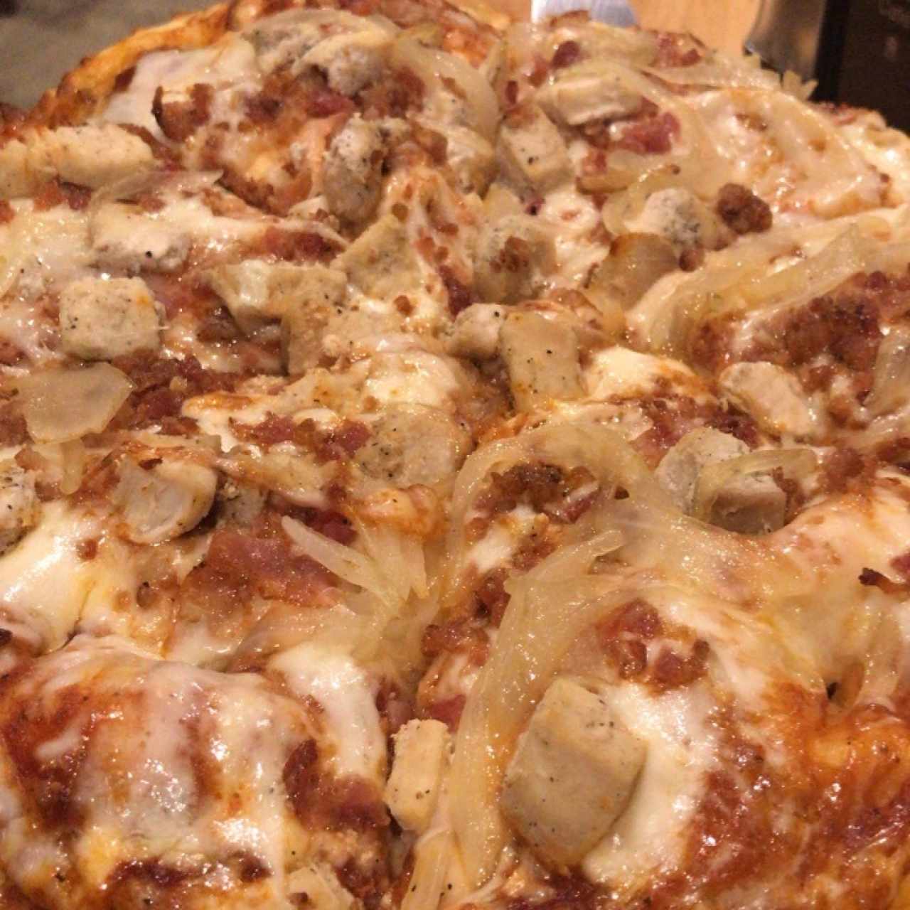 pizza de pollo, cebolla caramelizada y tocino 