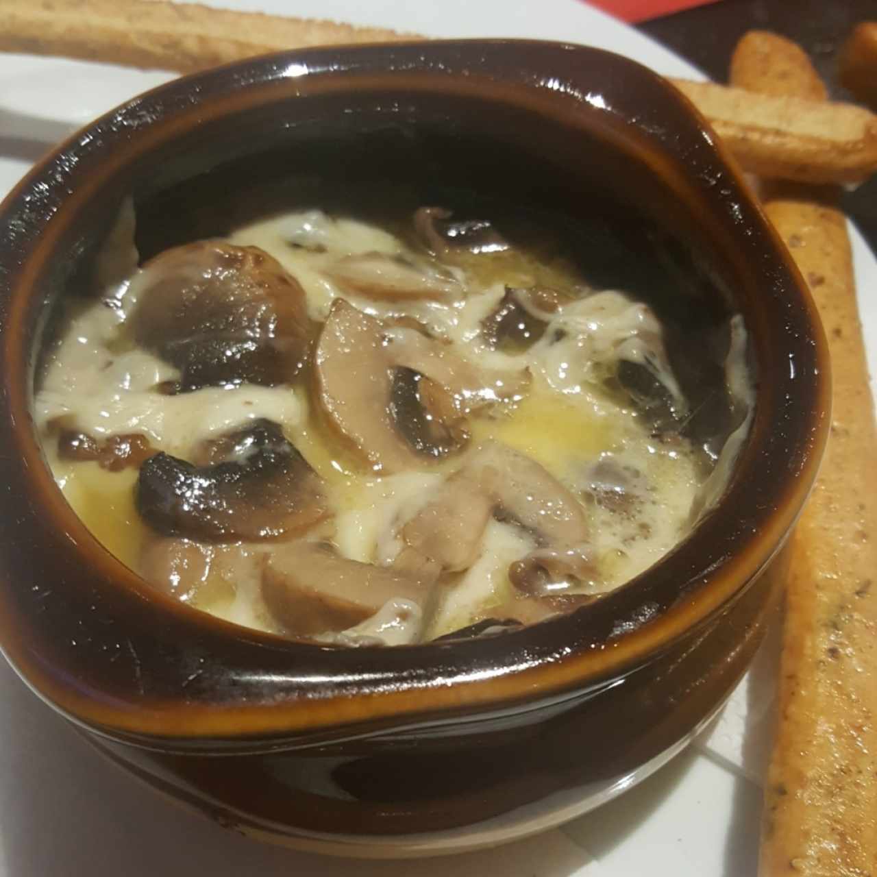 queso fundido con champiñones