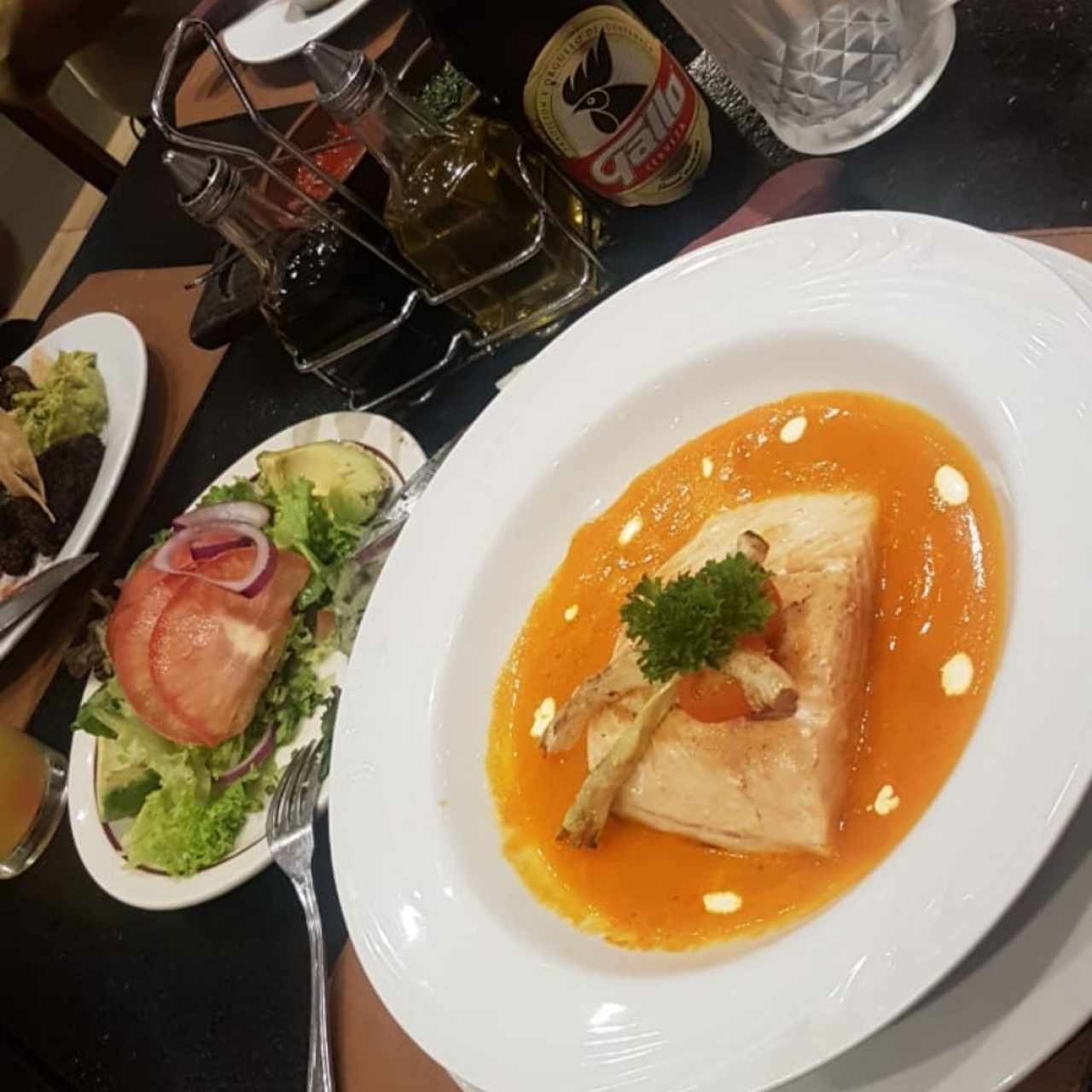 salmon en cama de crema de zanahoria