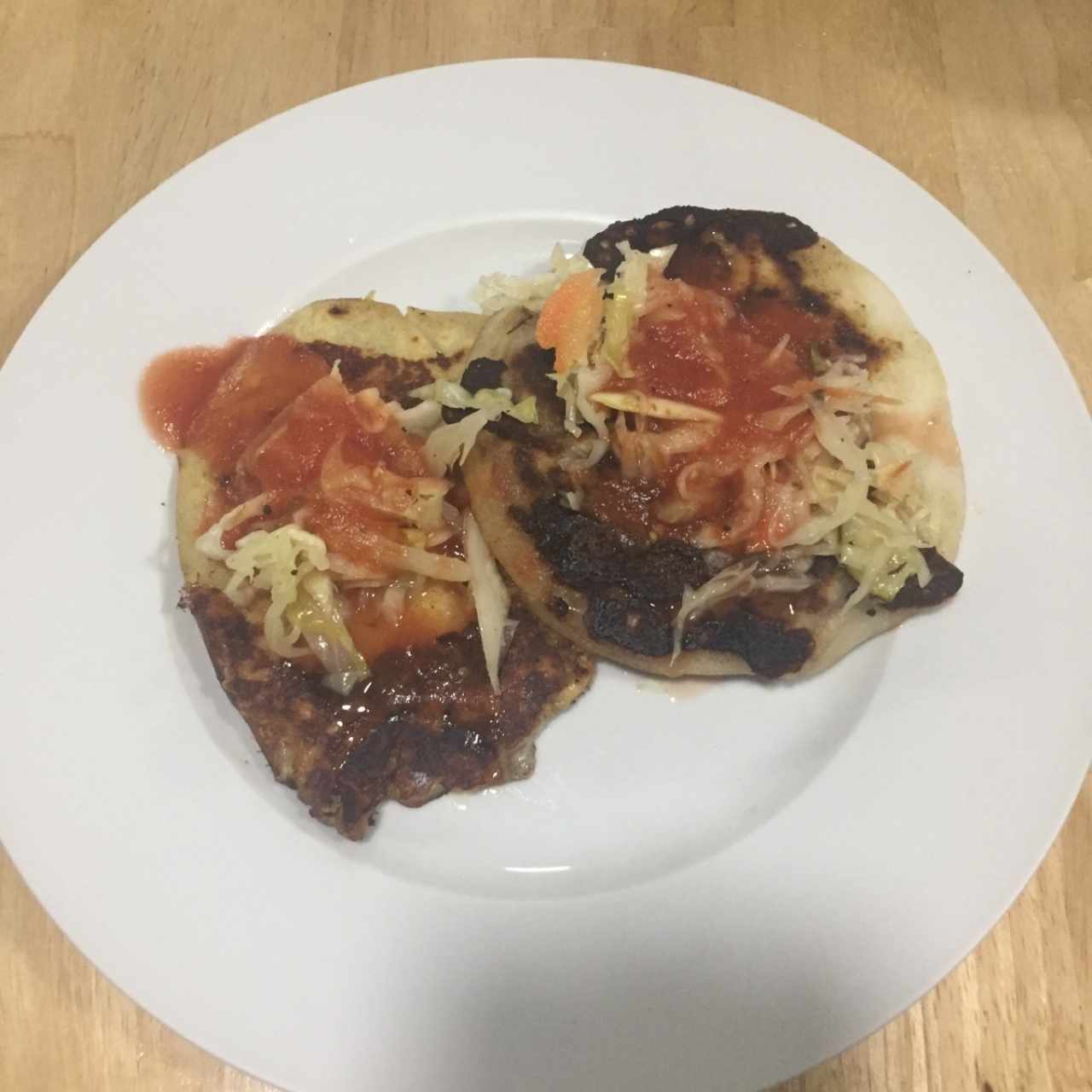 pupusas de chicharrón, queso y frijol