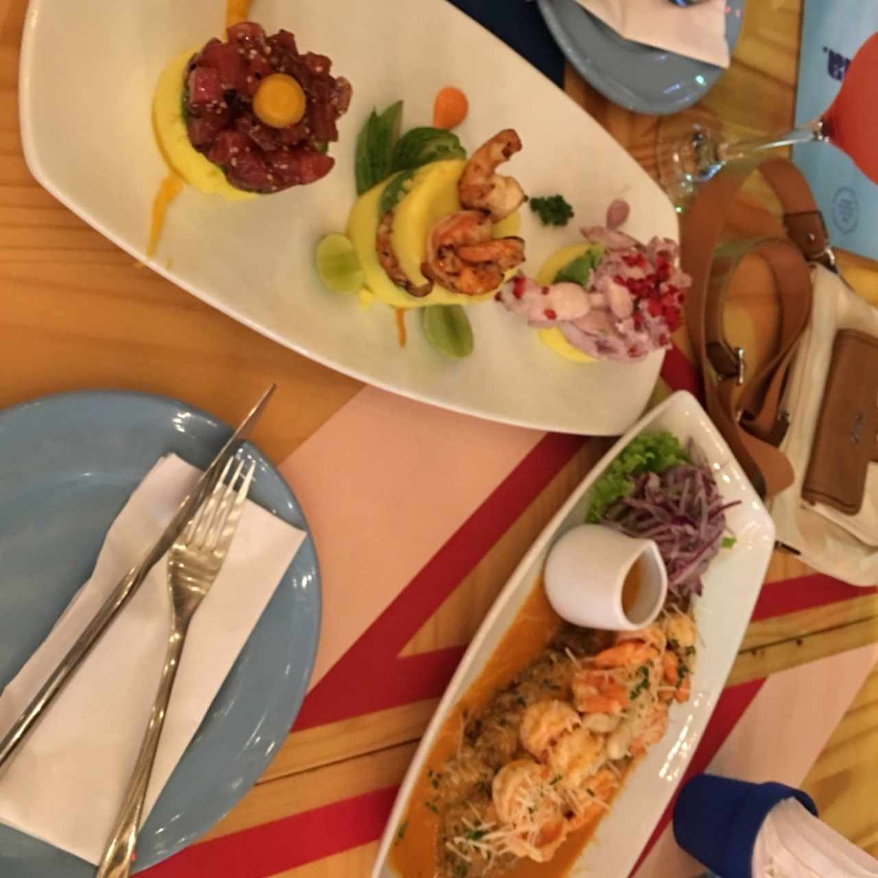 trio de causas y cus cus con camarones