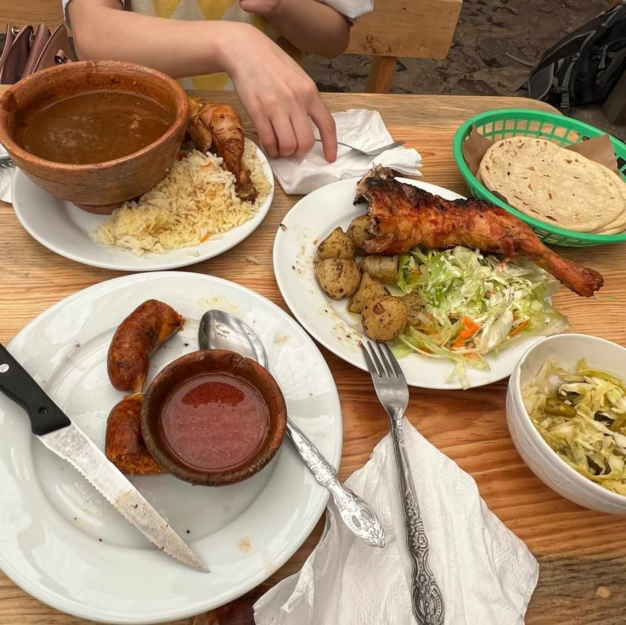 Pepián/ pollo a la leña/ chorizo/ tortillas 