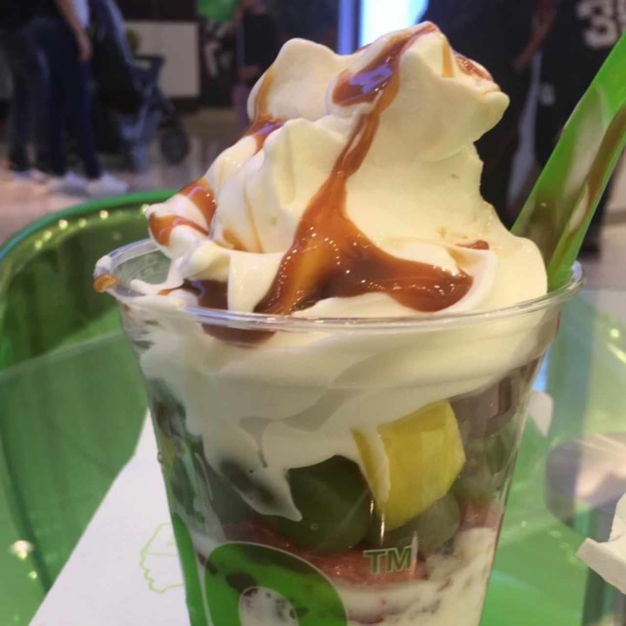 helado con topping de caramelo y frutas 